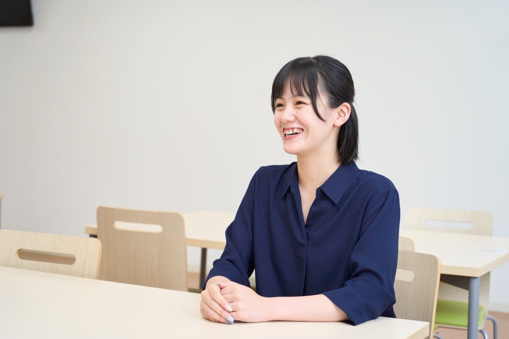 インタビューに応えている阿部1